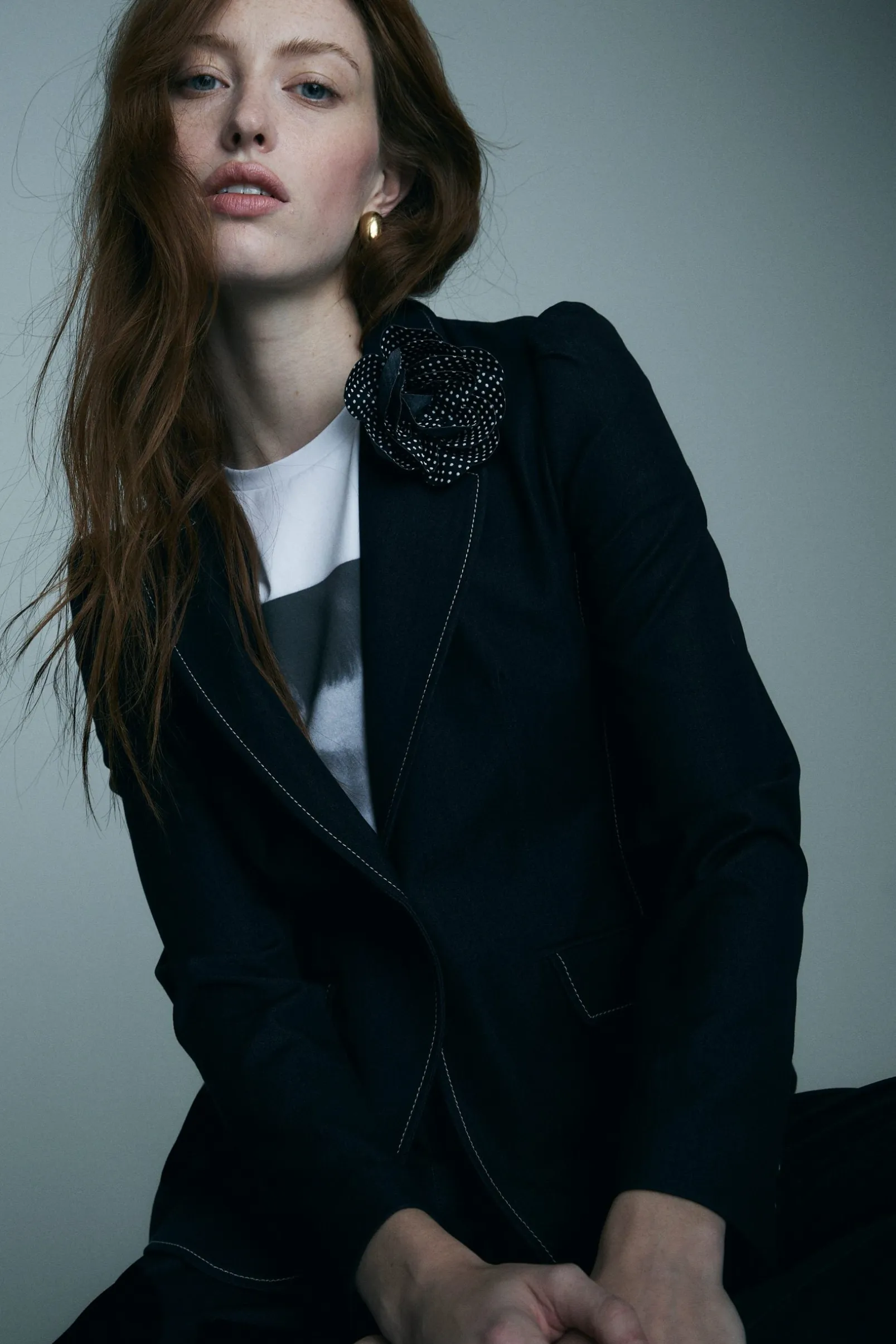 Fitted blazer with removable flower brooch