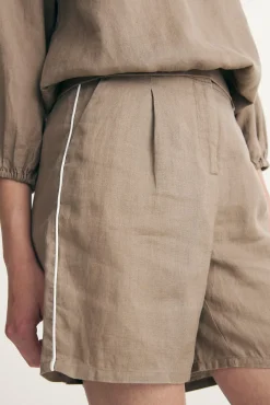 Linen shorts with elastic