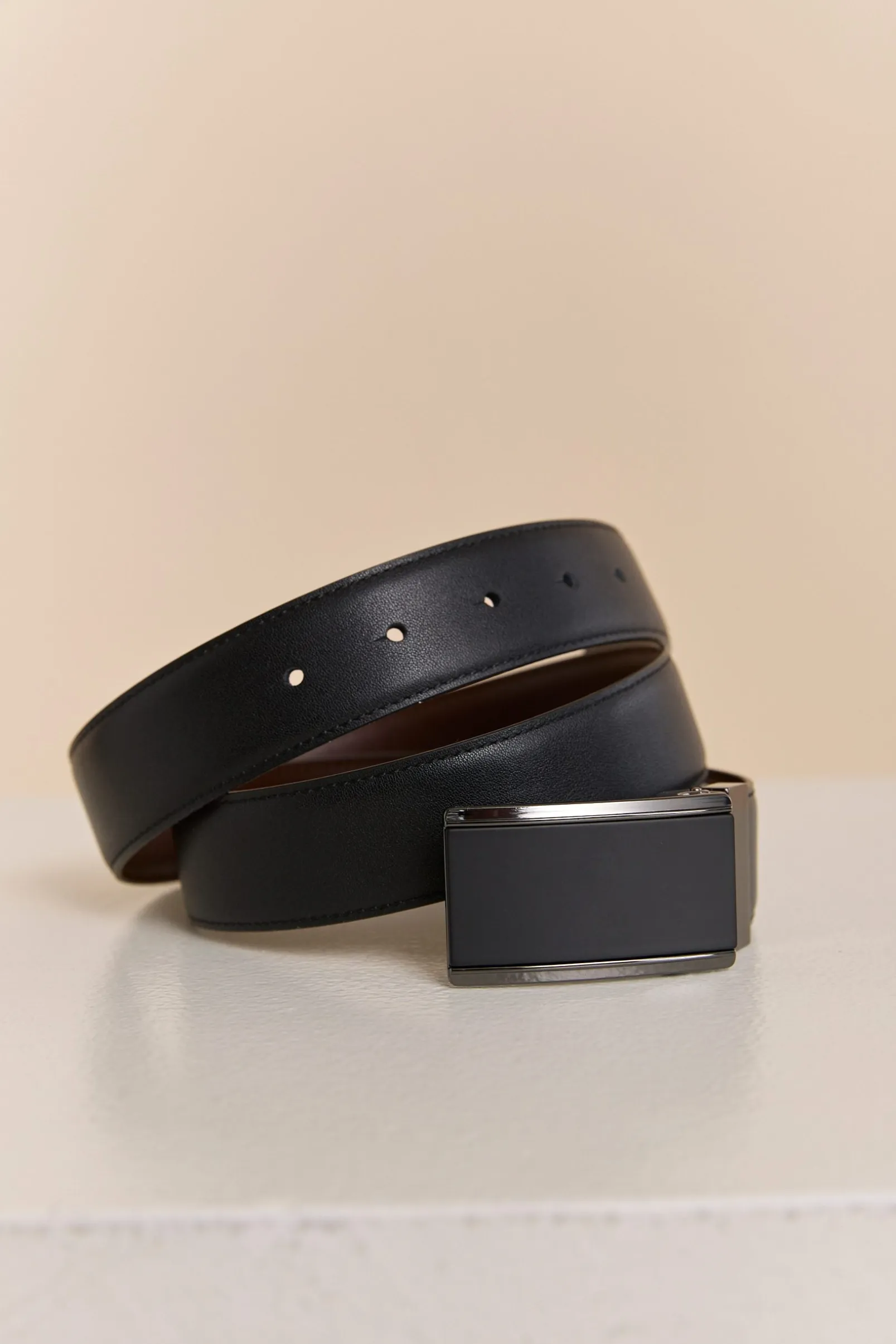 Plate buckle reversible leather belt