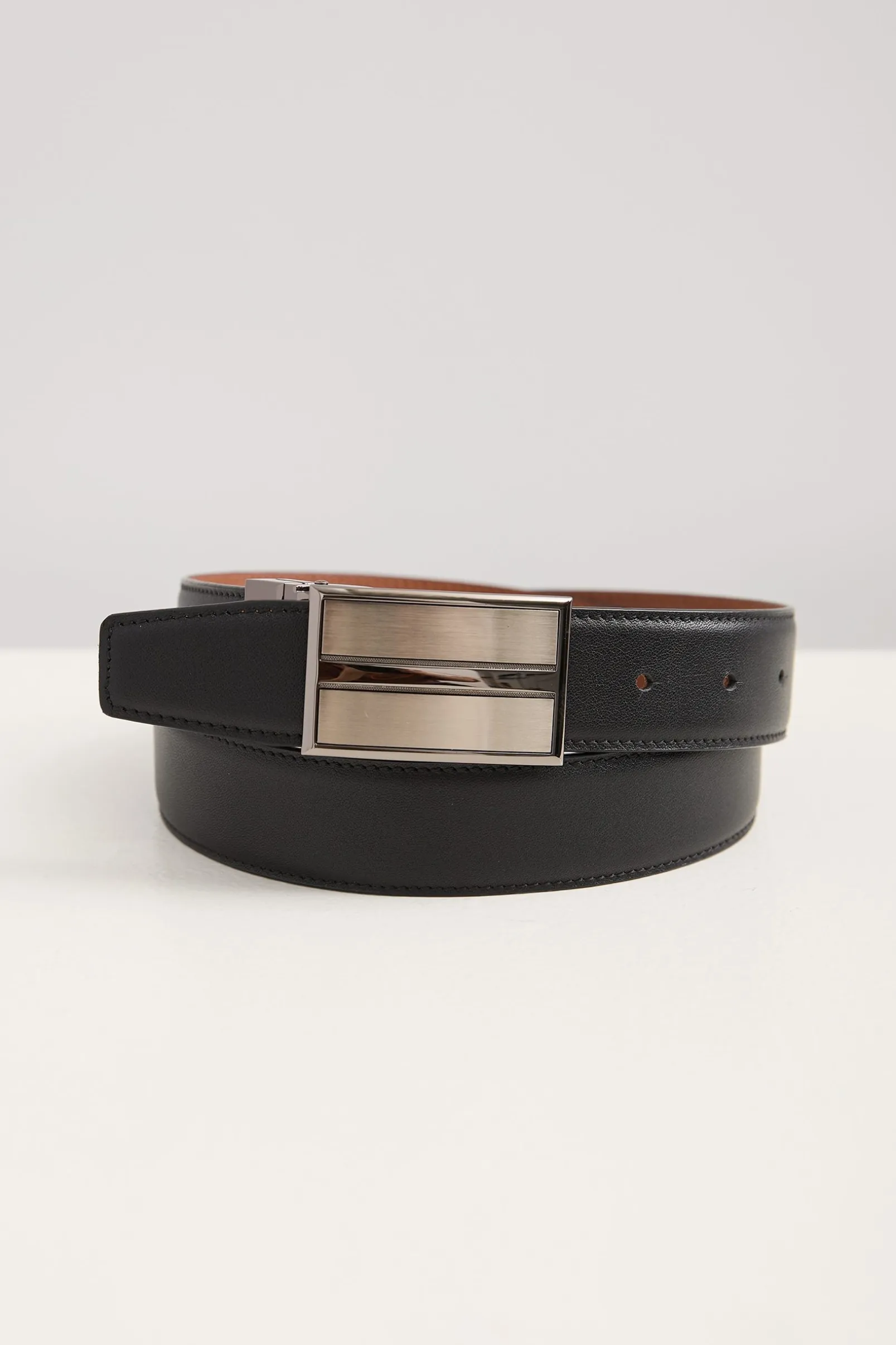 Plate buckle reversible leather belt