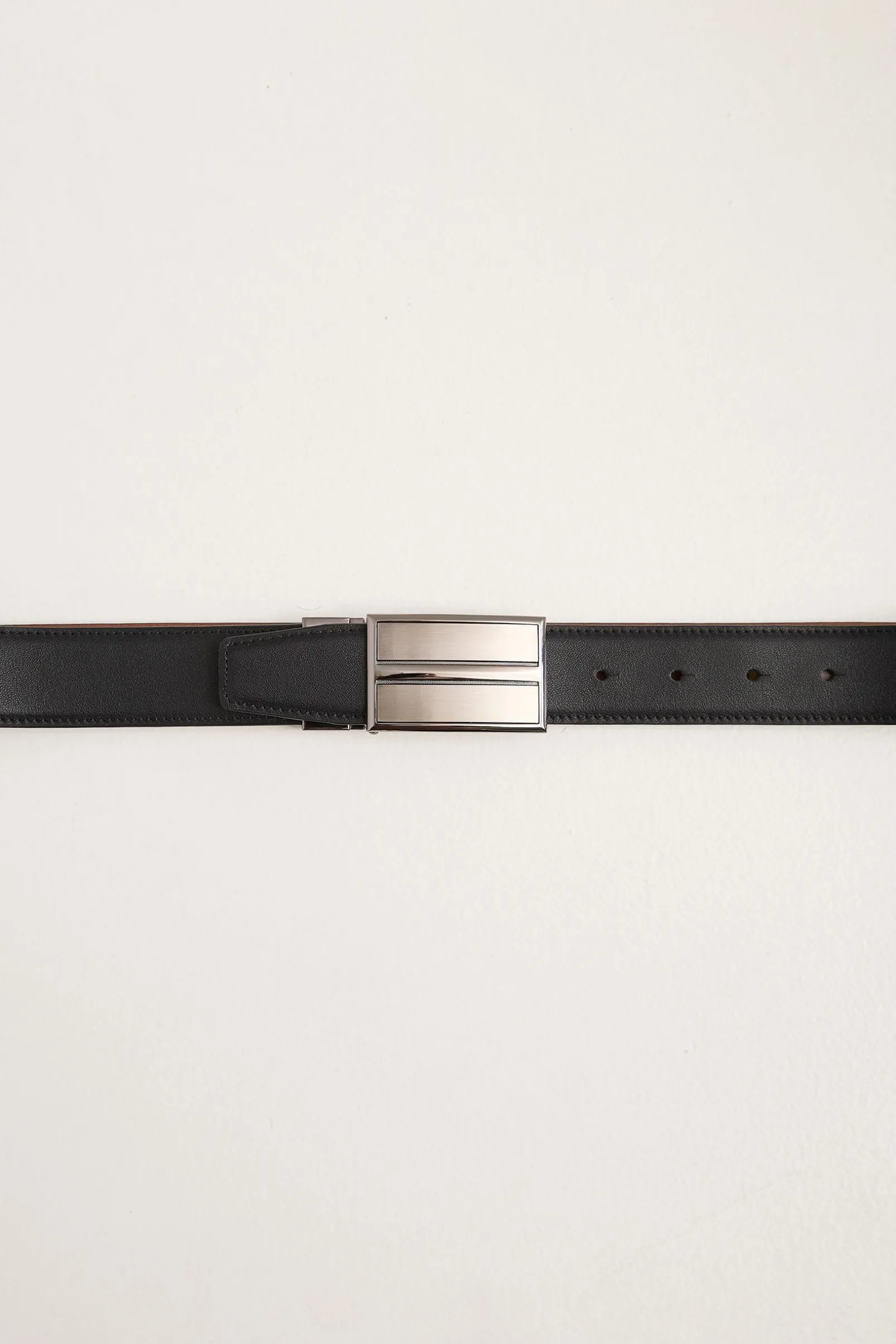 Plate buckle reversible leather belt