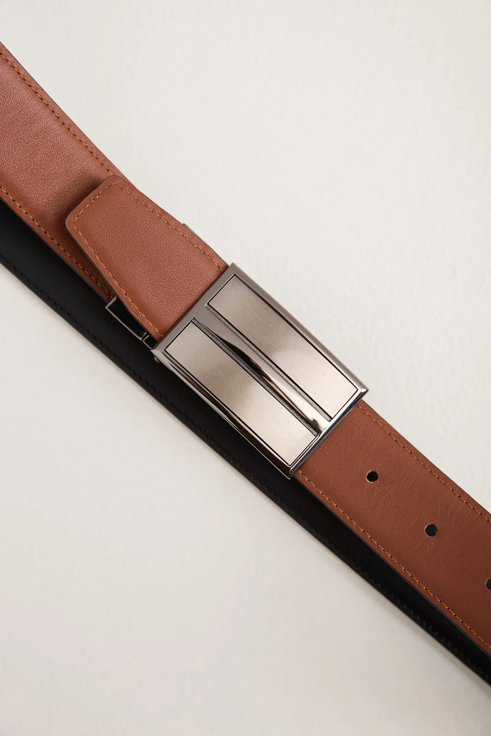 Plate buckle reversible leather belt