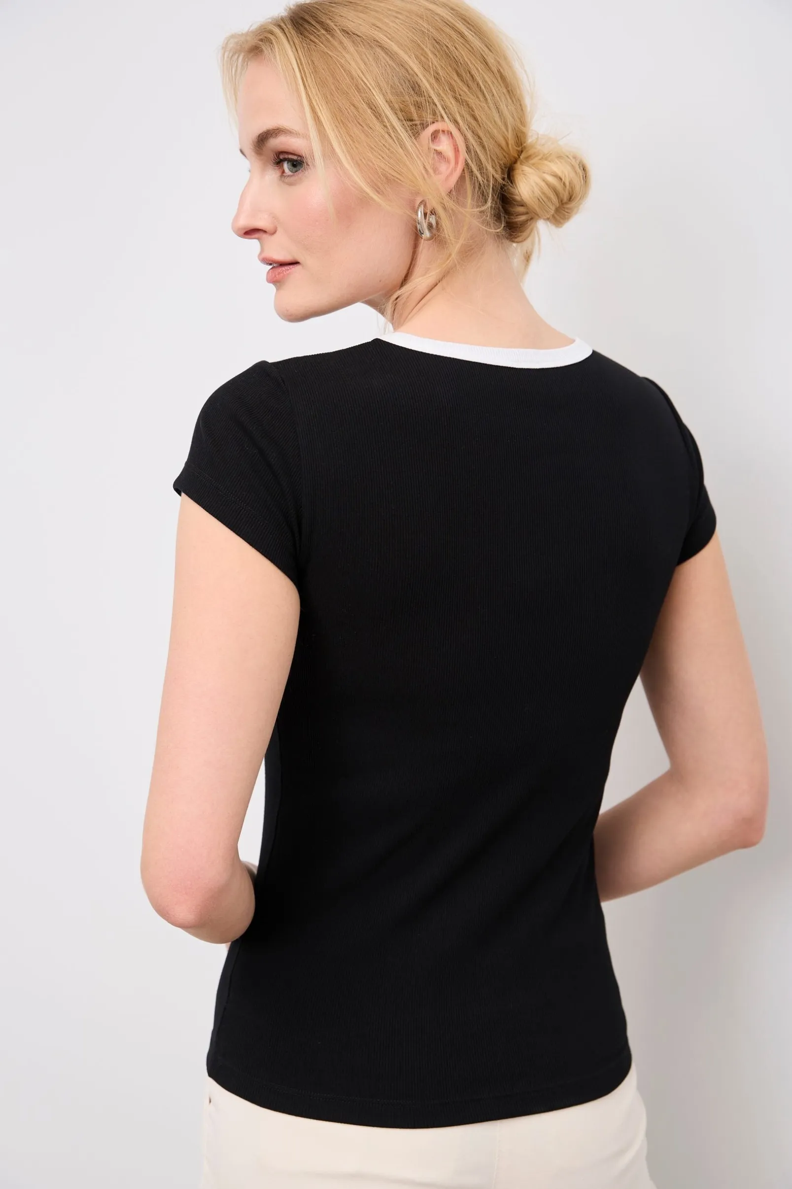 Ribbed t-shirt with crew neck