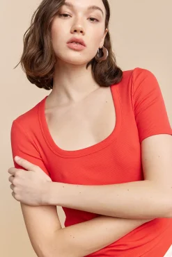Ribbed t-shirt with scoop neck