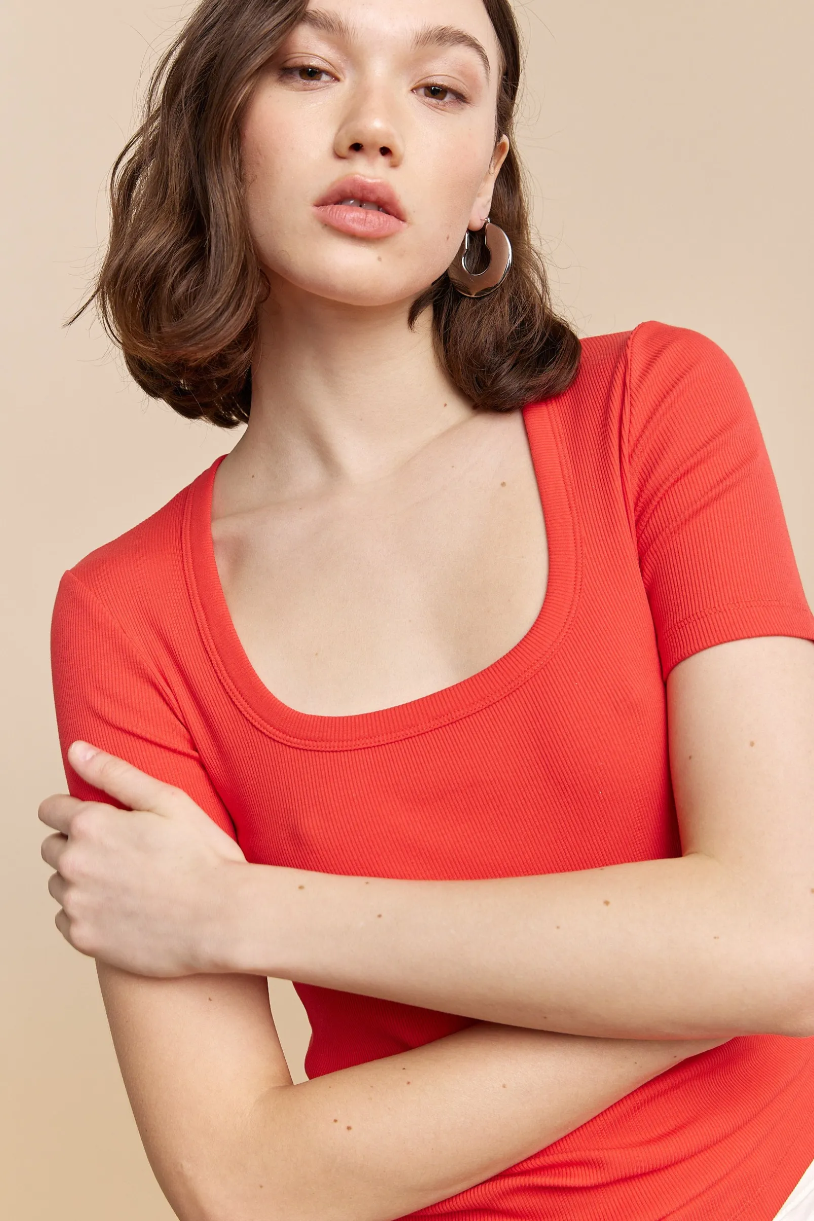 Ribbed t-shirt with scoop neck