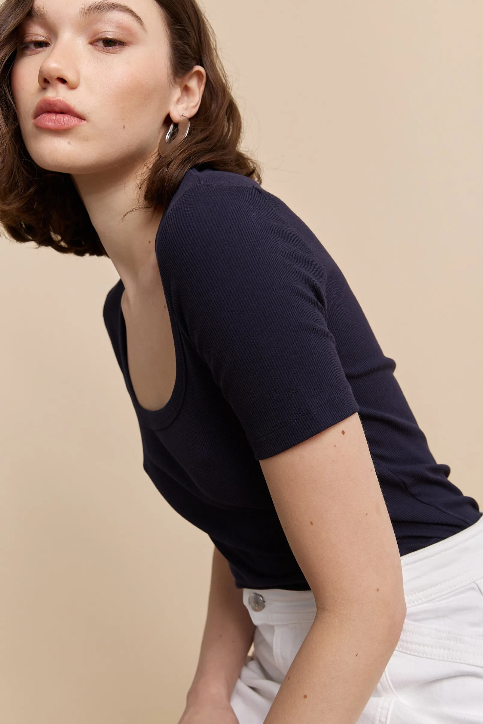 Ribbed t-shirt with scoop neck