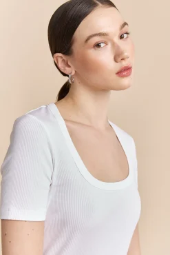 Ribbed t-shirt with scoop neck