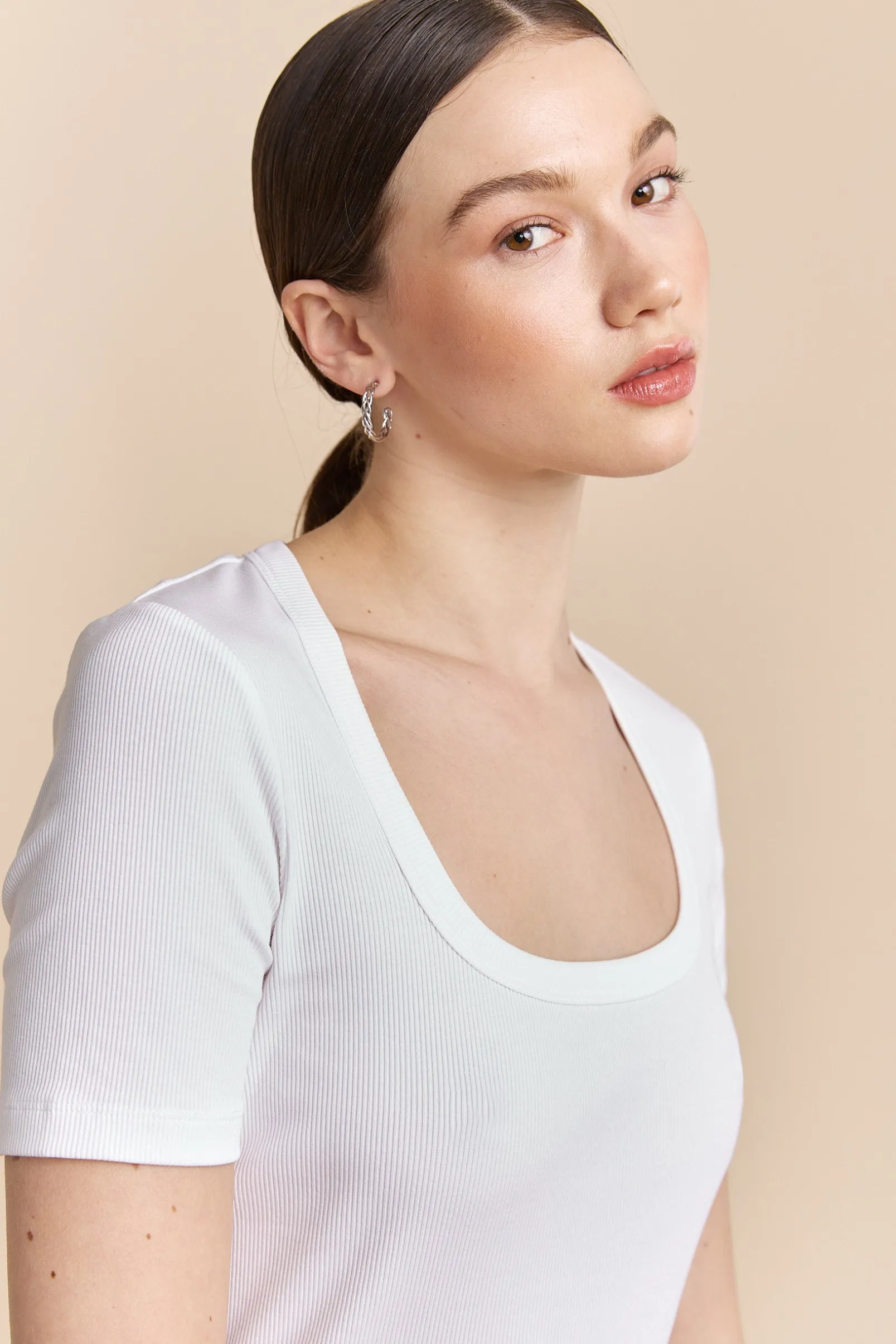 Ribbed t-shirt with scoop neck