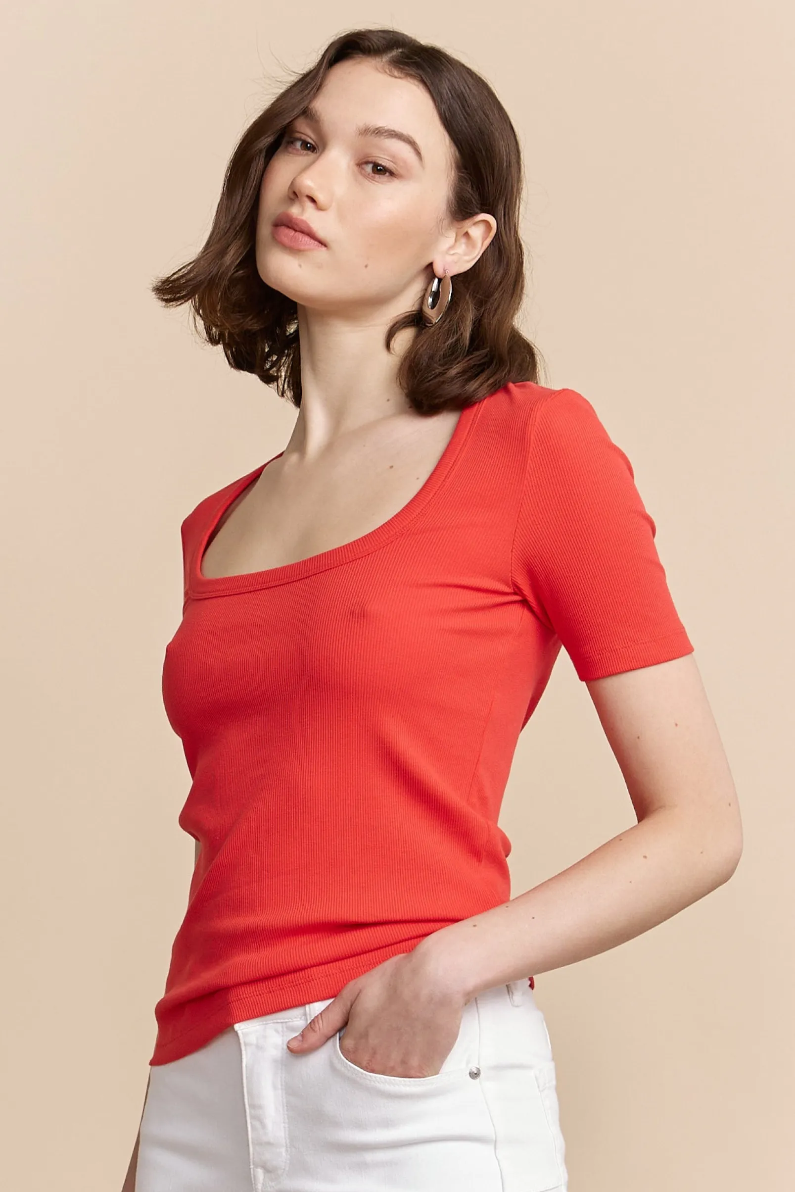 Ribbed t-shirt with scoop neck