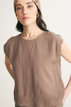 Sleeveless crewneck top