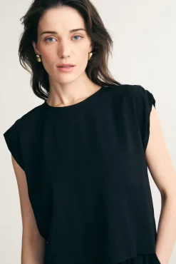 Sleeveless crewneck top