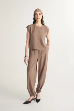 Sleeveless crewneck top