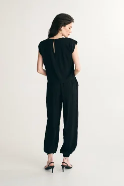 Sleeveless crewneck top