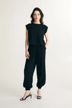 Sleeveless crewneck top