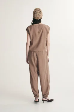 Sleeveless crewneck top