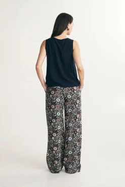 Sleeveless top with bows