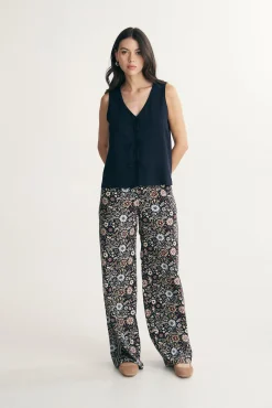 Sleeveless top with bows
