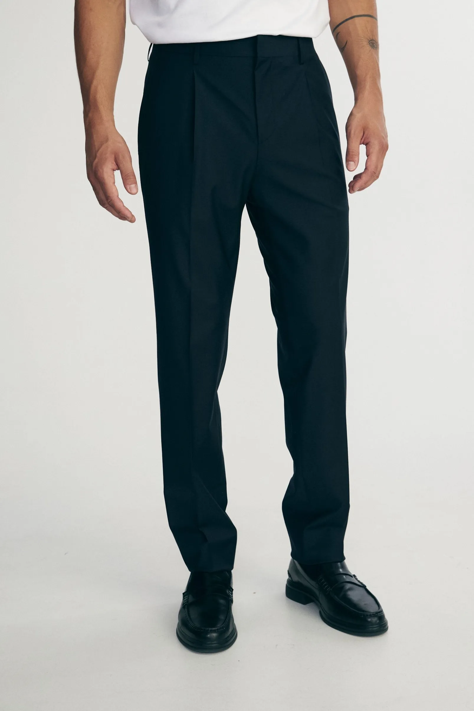 Solid color pleated pants