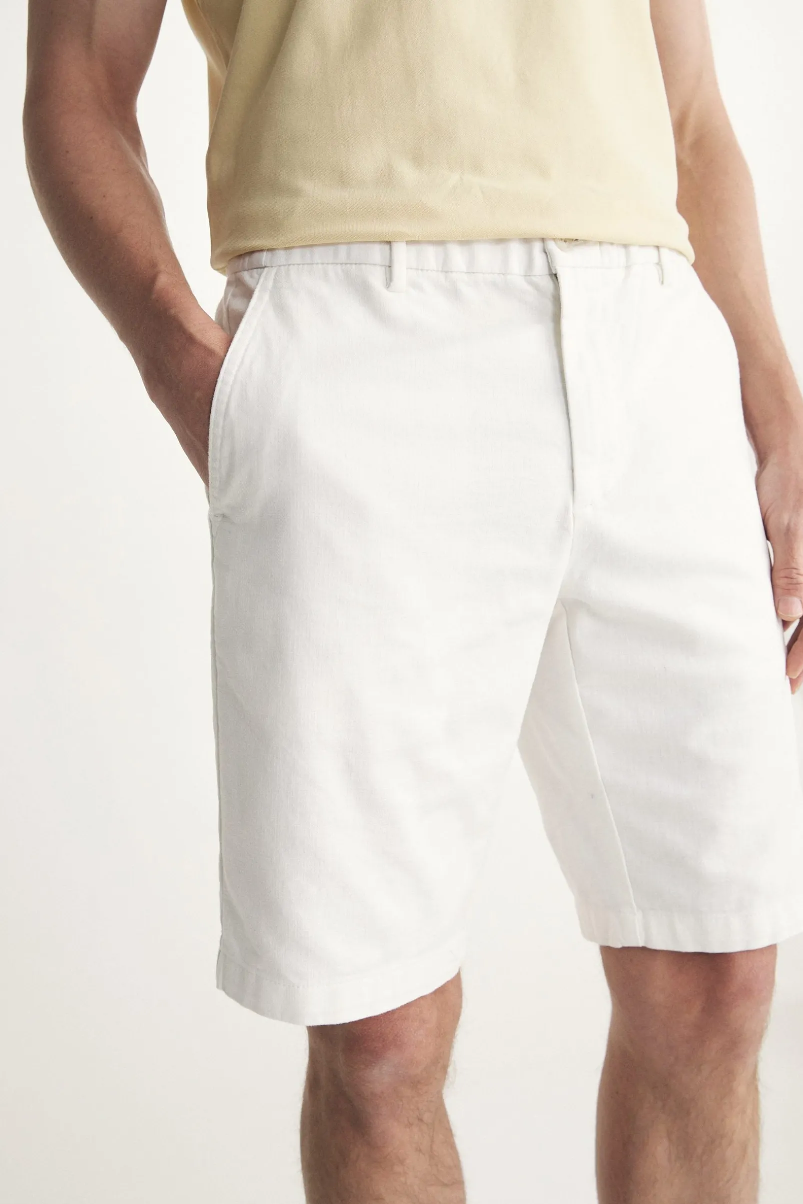 Straight leg bermuda with elastic sides