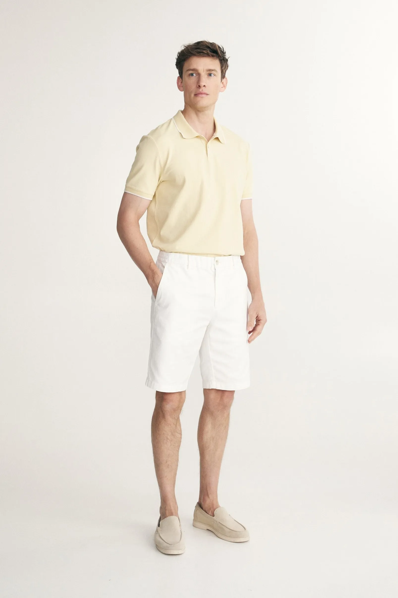 Straight leg bermuda with elastic sides